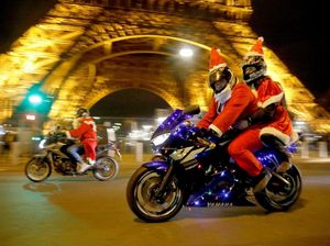 Heboh! Ratusan Santa Claus Memenuhi Jalanan Paris Heboh! Ratusan Santa Claus Memenuhi Jalanan Paris