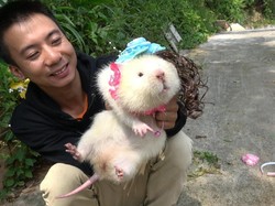 Dua Petani Ini Jadi Terkenal Setelah Buat Vlog Menyantap Tikus Bambu