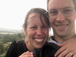 Balon Udara dengan 3 Pasang Kekasih Tersangkut di Pohon Melbourne