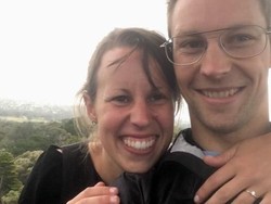 Balon Udara dengan 3 Pasang Kekasih Tersangkut di Pohon Melbourne