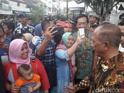 Di Malioboro, Sultan HB X Jadi Rebutan Diajak Selfie