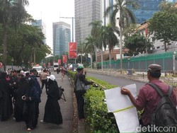 Sambil Punguti Sampah, Massa Bela Muslim Uighur Tinggalkan Kedubes China