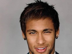 Rambut Neymar dibiarkan acak-acakan dalam sebuah acara resmi. (dok.hairstyle.com)