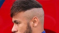 Gaya undercut yang saat ini tengah menjamur juga dipilih oleh Neymar. Anda harus menggunakan gel atau minyak rambut untuk membuat keras bagian atas rambut dengan memangkas habis sisi samping dan belakang kepala. (dok.hairstyle.com)