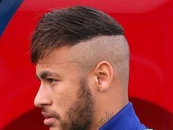 Gaya undercut yang saat ini tengah menjamur juga dipilih oleh Neymar. Anda harus menggunakan gel atau minyak rambut untuk membuat keras bagian atas rambut dengan memangkas habis sisi samping dan belakang kepala. (dok.hairstyle.com)