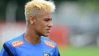 Gaya rambut pirang di bagian atas dengan sisi samping dibiarkan ada rambut yang masih berwarna hitam bercampur pirang. Dengan gaya seperti ini, Neymar makin mencolok di lapangan. (dok.hairstyle.com)