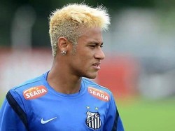 Gaya rambut pirang di bagian atas dengan sisi samping dibiarkan ada rambut yang masih berwarna hitam bercampur pirang. Dengan gaya seperti ini, Neymar makin mencolok di lapangan. (dok.hairstyle.com)