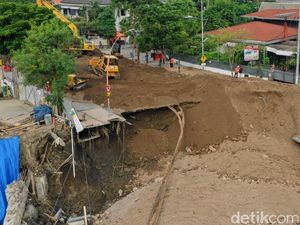 Kontraktor RS Siloam Sebut Recovery Jalan Gubeng Butuh 10 Hari Kontraktor RS Siloam Sebut Recovery Jalan Gubeng Butuh 10 Hari