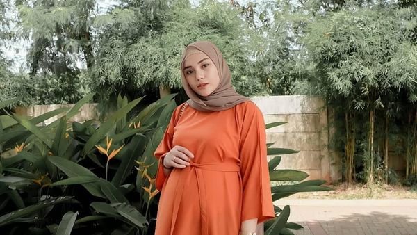Gaya Bumil Cantik Ranie Karlina, Youtuber Ahli Hijab Tutorial