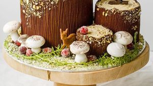 Rayakan Natal dengan 10 Kreasi Buche de Noel Unik Ini