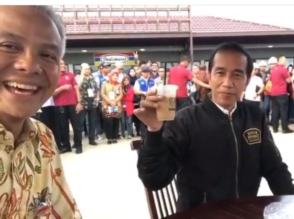 Resmikan 7 Ruas Tol Trans Jawa, Presiden Jokowi Jajan Pecel Madiun dan Es Kopi Resmikan 7 Ruas Tol Trans Jawa, Presiden Jokowi Jajan Pecel Madiun dan Es Kopi