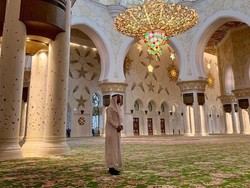 Pakai Gamis, Sergio Ramos Masuk Masjid Terindah Sedunia