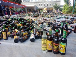 Jelang Nataru, Ribuan Botol Miras di Bali dan Banten Dimusnahkan
