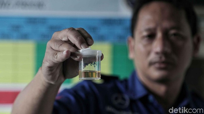 Ada yang percaya jikalau minum urine bermanfaat untuk kesehatan. (Foto: Pradita Utama)