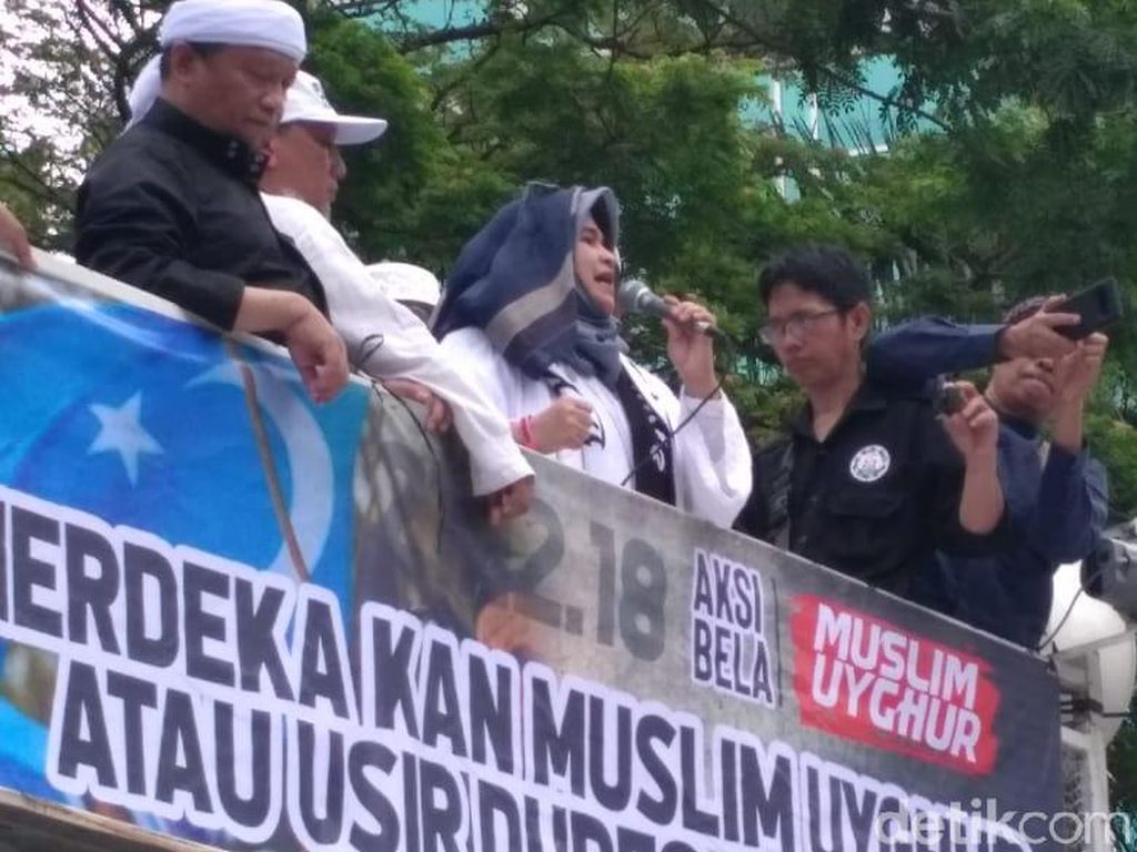 Neno Warisman Ikut Aksi 2112 Bela Uighur, Tegaskan Tak Ada Tujuan Politik Neno Warisman Ikut Aksi 2112 Bela Uighur, Tegaskan Tak Ada Tujuan Politik