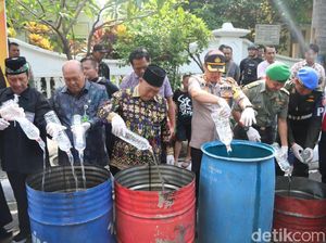 Polisi Bojonegoro dan Tuban Kompak Musnahkan Miras Jelang Tahun Baru Polisi Bojonegoro dan Tuban Kompak Musnahkan Miras Jelang Tahun Baru