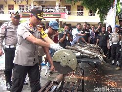 Selain Miras, Polres Lumajang juga Musnahkan Puluhan Knalpot Brong