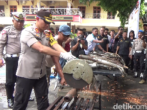 Selain Miras, Polres Lumajang juga Musnahkan Puluhan Knalpot Brong Selain Miras, Polres Lumajang juga Musnahkan Puluhan Knalpot Brong