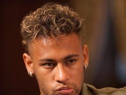 Gaya rambut coklat bercampur pirang ini dipilih Neymar di musim ini bersama Paris St-Germain. Seringnya Neymar berganti model rambut ini membuatnya kerap dikritik. (dok.hairstyle.com)