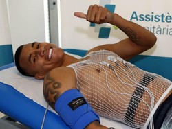 Bek 26 tahun itu tanpa masalah berarti menjalani tes fisik di Ciutat Esportiva Joan Gamper, pusat latihan Barcelona. (Foto: Twitter @FCBarcelona)