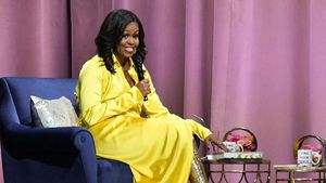 Foto: Michelle Obama Tampil Beda Pakai Boots Glitter Tinggi Rp 58 Juta