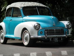 Pria Ini Buktikan Kuatnya Morris Cabriolet Jadul