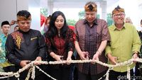 Pakai Iket Sunda, CT Resmikan Transmart di Soreang