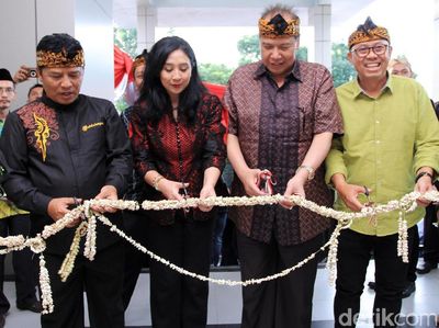 Pakai Iket Sunda, CT Resmikan Transmart di Soreang