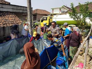 Cerita Polisi Lamongan yang Sisihkan Uang untuk Suplai Air Warga Cerita Polisi Lamongan yang Sisihkan Uang untuk Suplai Air Warga
