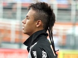 Gaya rambut mohak dengan poni kuda di bagian belakang. Gaya ekstrim ini sempat dipakai Neymar saat masih di Santos. Jika ingin menirunya, pastikan punya rambut yang panjang. (dok.hairstyle.com)