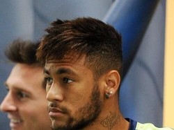 Gaya rambut sehari-hari Neymar seperti yang dinamakan gaya combat. Bagian depan rambuat dibiarkan memanjang menutupi dahi. (dok.hairstyle.com)