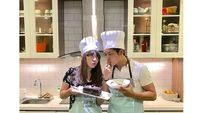 Romantisnya Randy Martin Saat Makan dan Buat Kue Bareng Kekasih