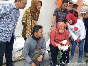 Risma Pantau Proses Pengurukan Tanah Jalan Gubeng dengan Drone