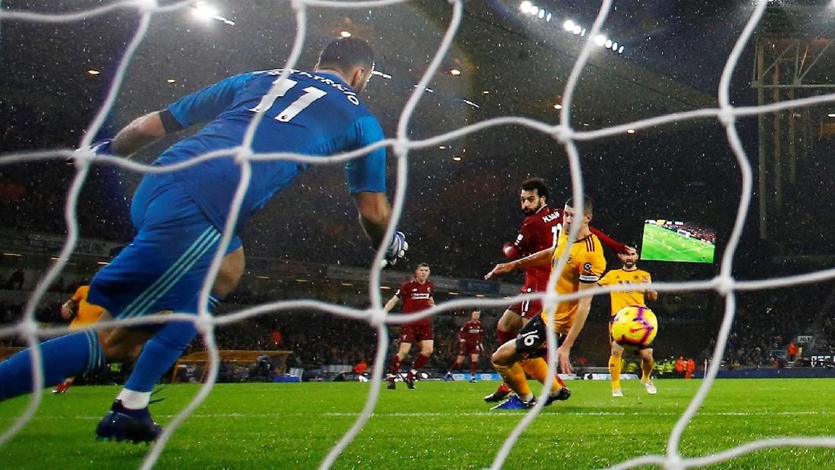 Mohamed Salah mencetak gol ke gawang Wolverhampton Wanderers (Foto: Darren Staples/Reuters)