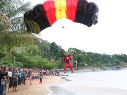 Kala Puluhan Sinterklas Terjun Payung dari Langit Jayapura