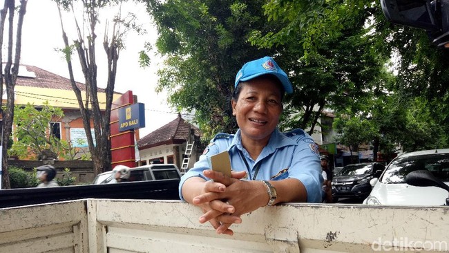 Kisah Ni Ketut Lastri, 18 Tahun Jadi Juru Parkir Demi 2 Anak