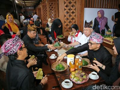 Saat Mendag Nikmati Nasi Bungkus Goceng di Pasar Banyuwangi