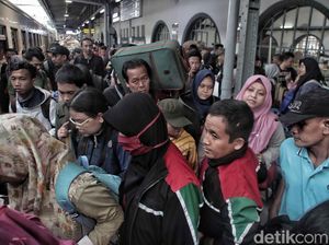 Libur Natal dan Tahun Baru, Stasiun Senen Dipadati Penumpang Libur Natal dan Tahun Baru, Stasiun Senen Dipadati Penumpang