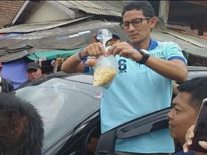 Di Pasar Magetan, Sandiaga Beli Cabai Buat Masak Pepes