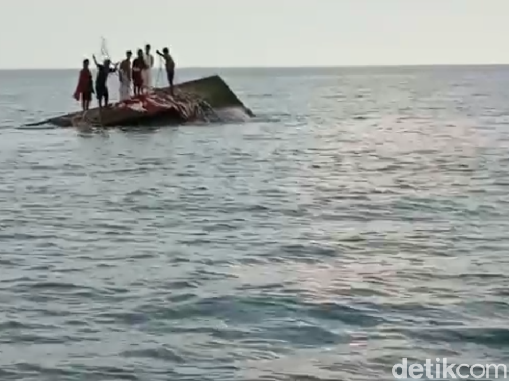 Kapal Nelayan Tenggelam Diterjang Ombak di Bangka, 5 ABK Hilang Kapal Nelayan Tenggelam Diterjang Ombak di Bangka, 5 ABK Hilang