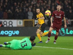 Peluang emas didapat Wolves lewat Romain Saiss,  tapi bola masih bisa ditepis oleh Alisson Becker. (Foto: David Rogers/Getty Images)