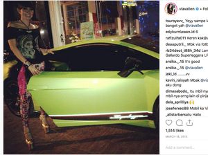 Gaya Via Vallen di Depan Mobil yang Tidak Selow