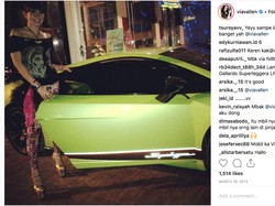 Gaya Via Vallen di Depan Mobil yang Tidak Selow