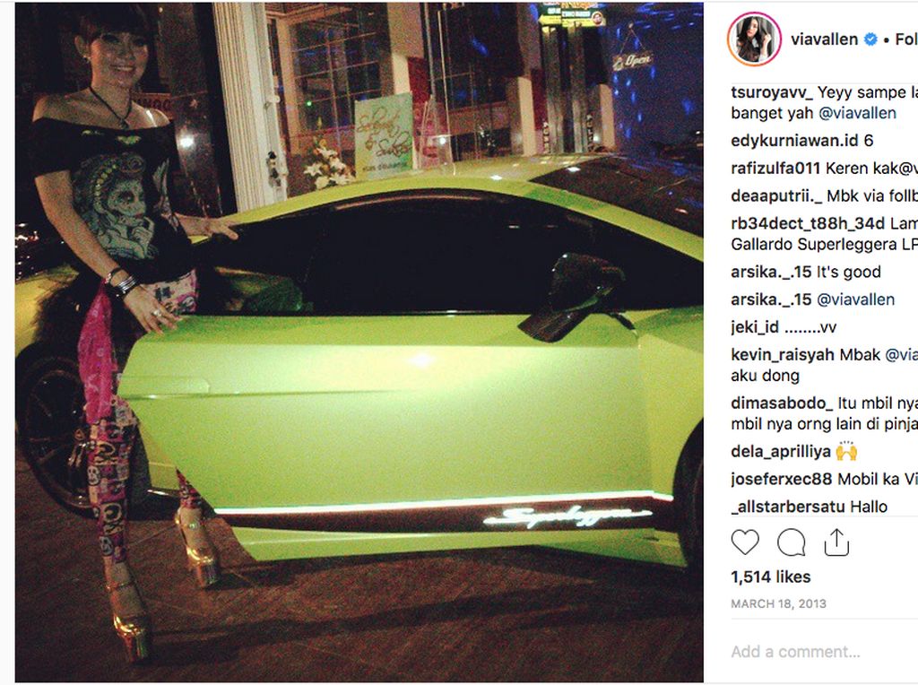 Gaya Via Vallen di Depan Mobil yang Tidak Selow Gaya Via Vallen di Depan Mobil yang Tidak Selow