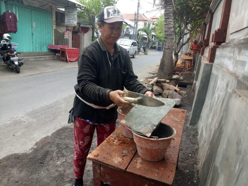Cerita Perjuangan Ibu di Bali: Jadi Kuli Bangunan demi Sekolah Anak Cerita Perjuangan Ibu di Bali: Jadi Kuli Bangunan demi Sekolah Anak