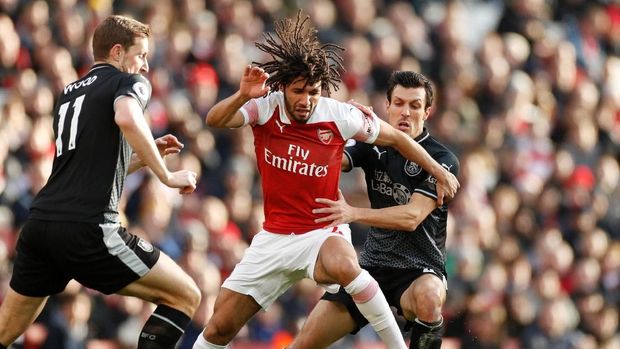 Mohamed Elneny berupaya memenangkan perebutan bola di lini tengah ketika Arsenal berjumpa Burnley.