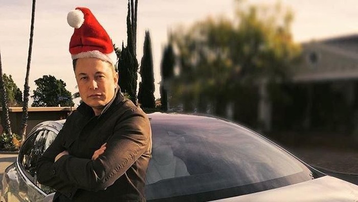 Elon Musk si Santa Claus yang baik hati membagikan laptop ke bawah umur sekolah. Foto: Reddit/photoshopbattles