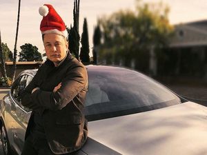 Santa Musk Bagi-bagi Laptop, Rogoh Kocek Sampai Rp 6 Miliar Santa Musk Bagi-bagi Laptop, Rogoh Kocek Sampai Rp 6 Miliar