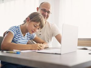 Menyentuh, Ayah Temani Anak Kerjakan PR di Stasiun Saat Rumah Mati Lampu