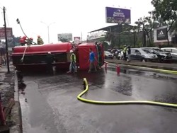 Truk Tangki BBM Terguling di Bandung, 2 Penumpang Selamat